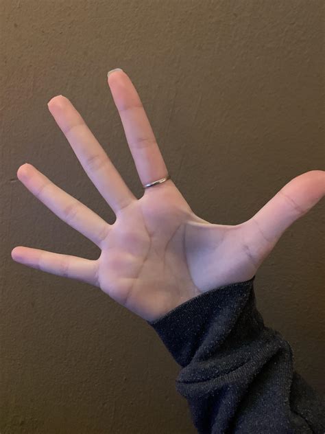 5, which implicates that in the hands of women finger length relative to palm width tends to be about 2mm longer (relatively compared to the hands of men). . Long fingering